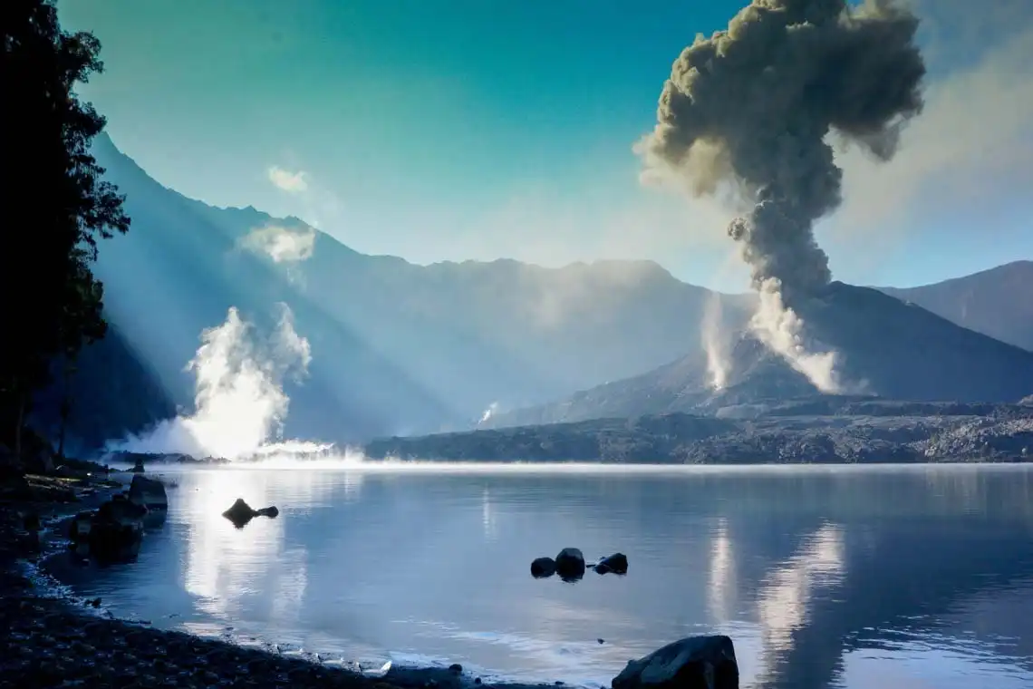 danau-segara-anak-dan-erupsi-gunung-rinjani-tahun-2015-ricko-rullyarto