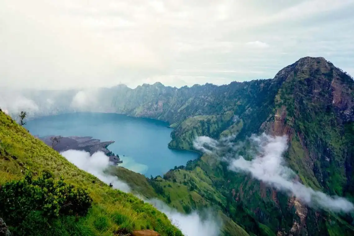 Danau Segara Anak dilihat dari Pelawangan Sembalun