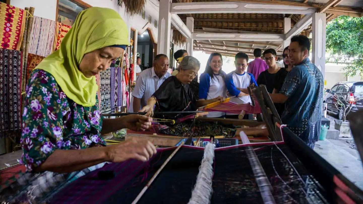 paket tour desa tenun sukarara lombok
