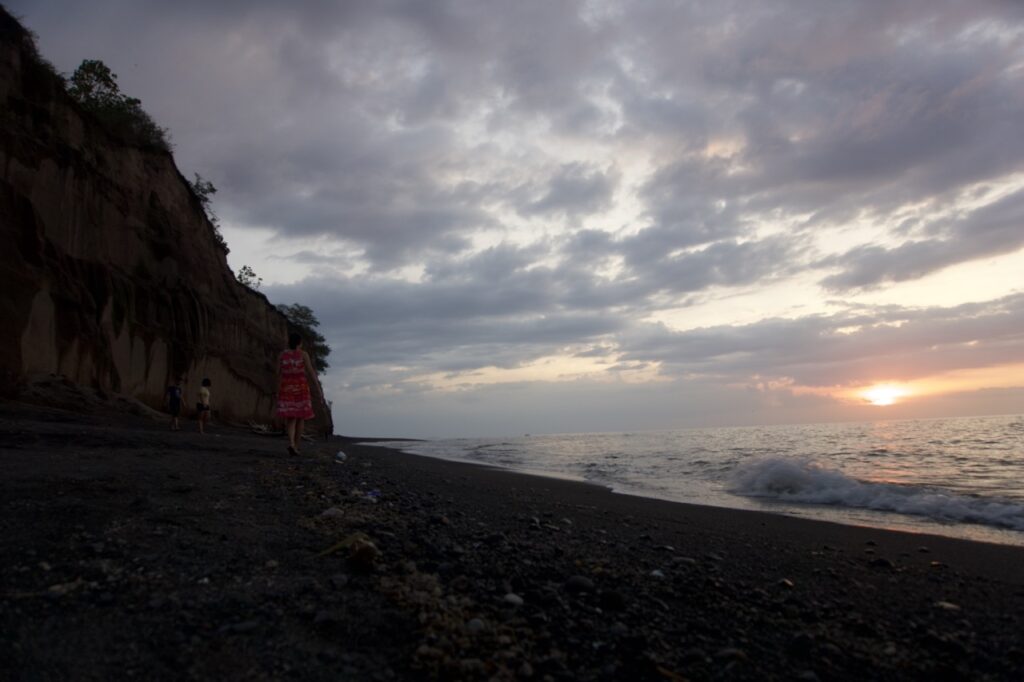 sunset di pantai tebing lombok utara