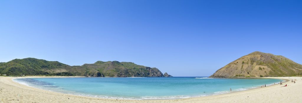 foto panorama pantai mawun kuta mandalika lombok