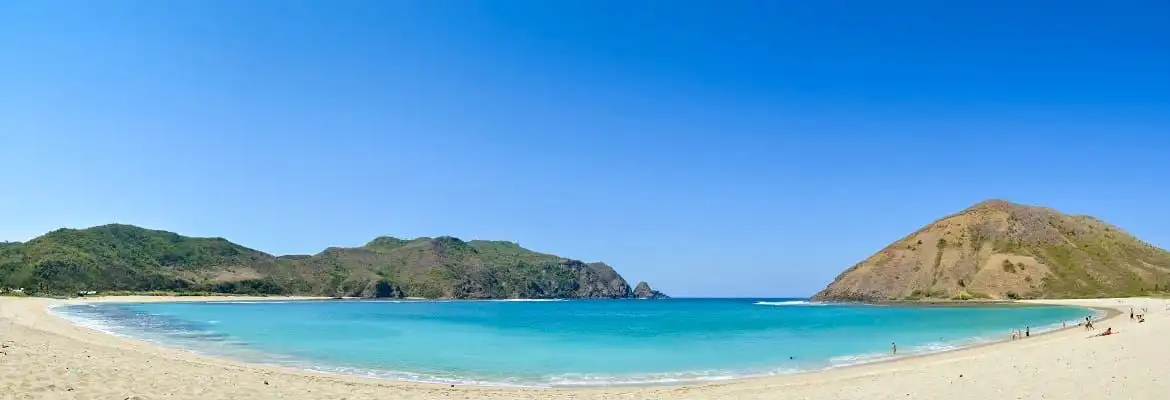 5 Fakta Pulau Lombok Paling Menarik 2 foto panorama pantai mawun kuta mandalika lombok