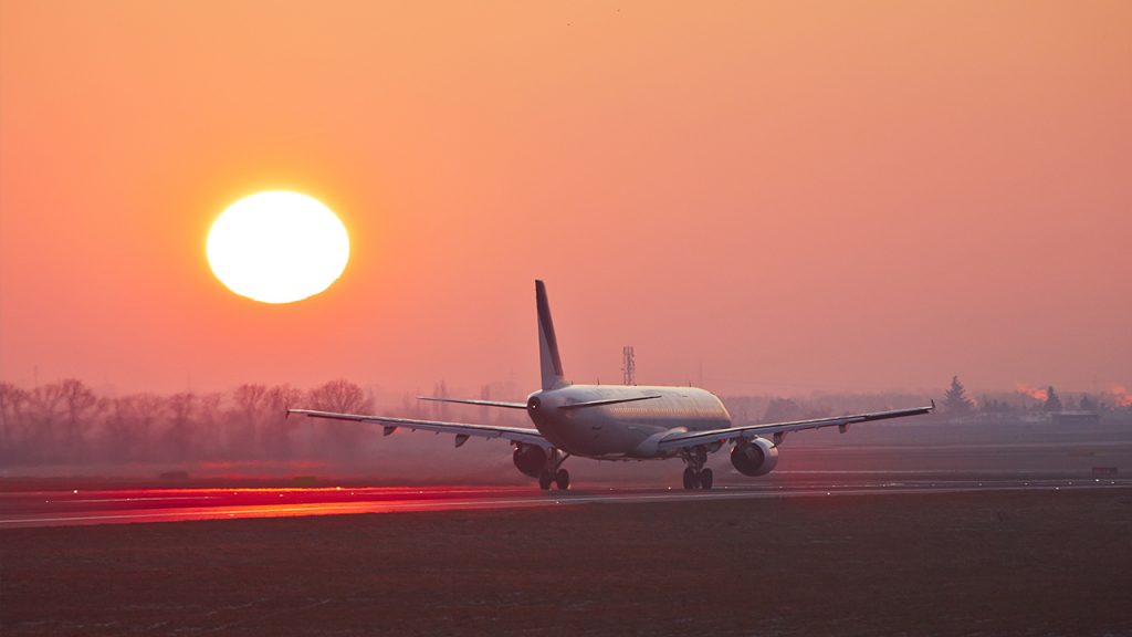 pelebaran landasan pacu bandara internasional lombok dan sunset dekat pesawat