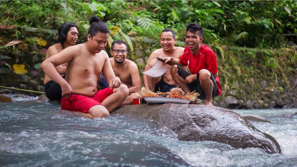 Paket Tour Lombok Dari Agen Travel Lombok Terbaik & Terpercaya 4 makan sate sambil berendam di sungai