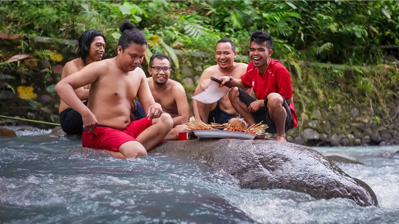 makan sate sambil berendam di sungai