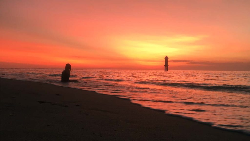 menunggu sunset di pantai senggigi lombok