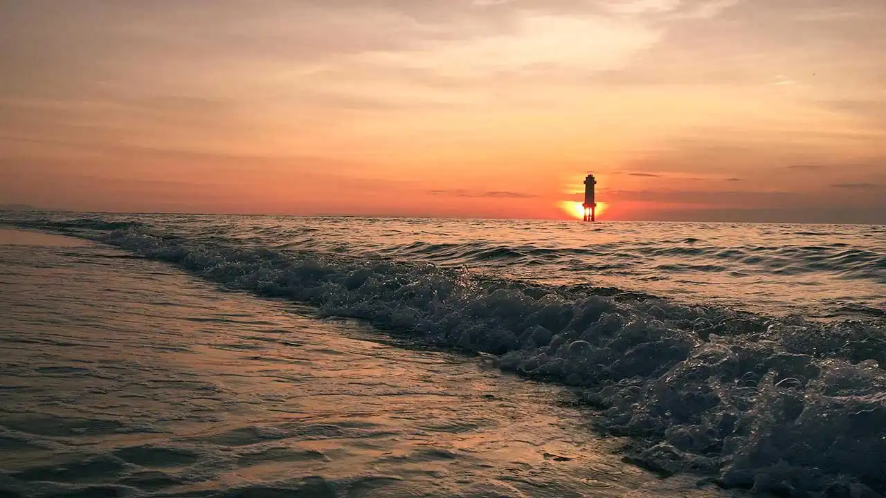 The charm of Senggigi Beach in Lombok has not faded in 2024 2 ombak dan mercusuar pantai senggigi lombok