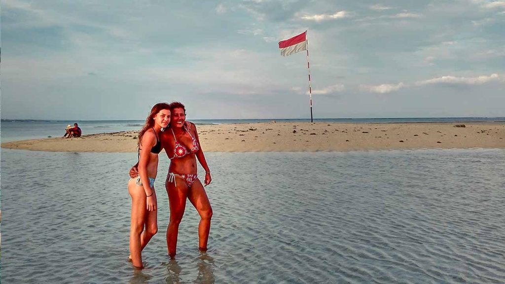 Pink Beach Lombok Island ( Tangsi Beach ) East Nusa Tenggara Indonesia 22 bendera indonesia di gili pasir lombok
