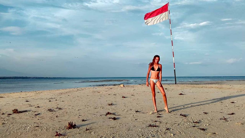 gadis cantik di pulau pasir lombok