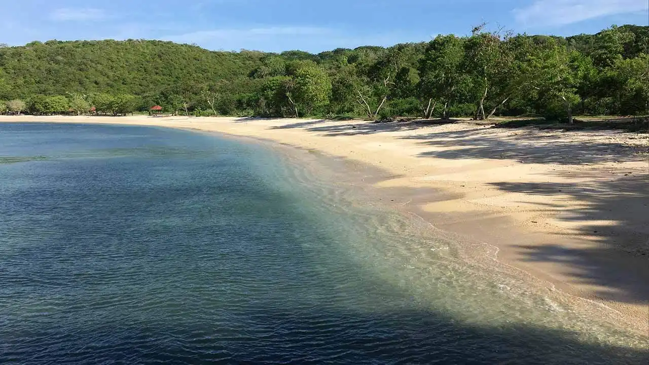 laut biru dan pasir berwarna pink di lombok timur