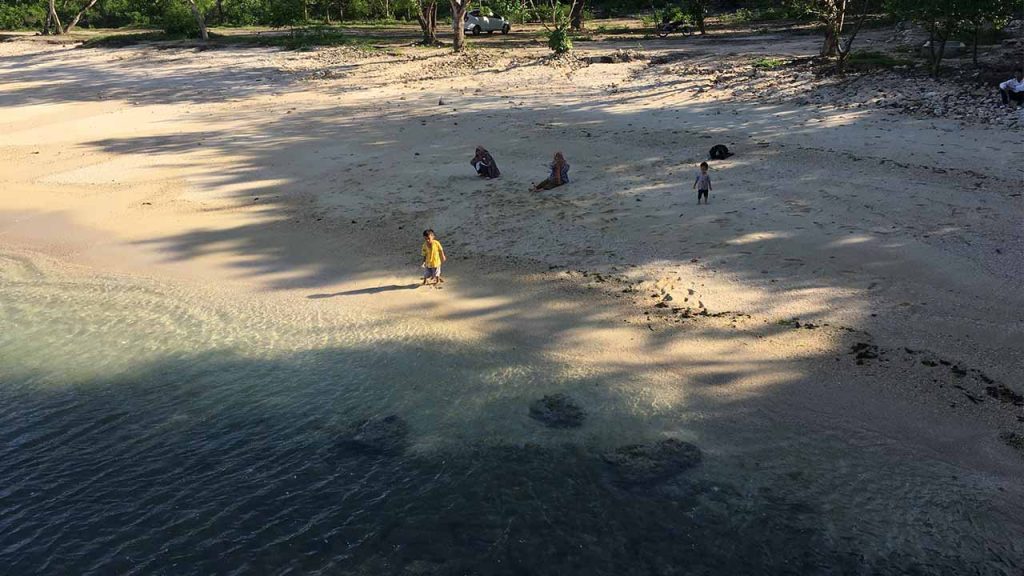 Pink Beach Lombok Island ( Tangsi Beach ) East Nusa Tenggara Indonesia 5 piknik bersama keluarga di pantai pink lombok