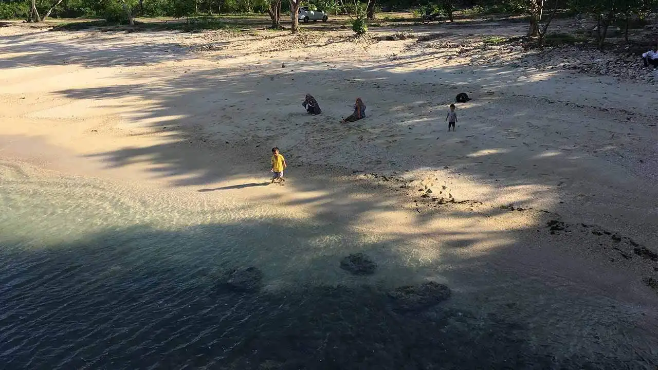 Pink Beach Lombok Island ( Tangsi Beach ) East Nusa Tenggara Indonesia 5 piknik bersama keluarga di pantai pink lombok