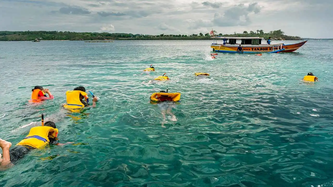 Pink Beach Lombok Island ( Tangsi Beach ) East Nusa Tenggara Indonesia 10 snorkeling di pantai pink