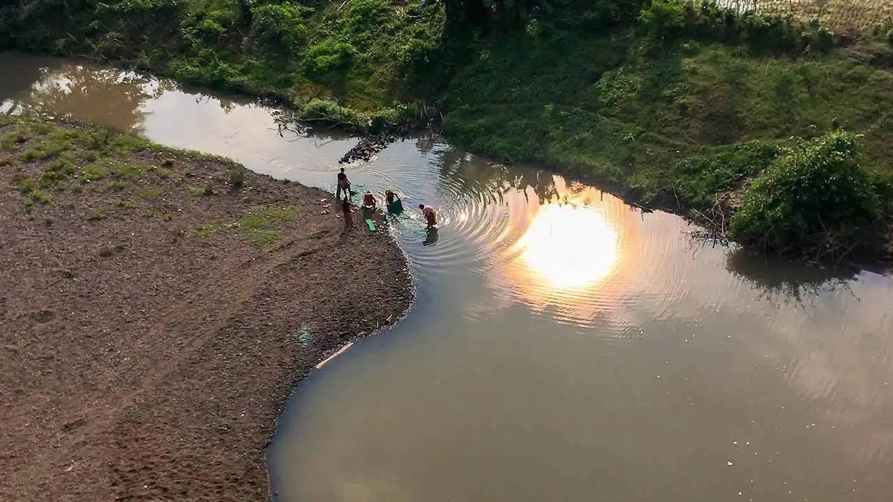 warga cuci karpet di sungai batu palar