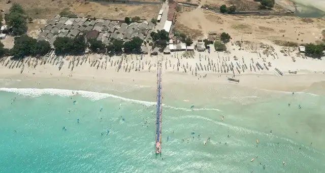 Selong Belanak Beach Lombok 4 Dermaga bergoyang di selong belanak floating jetty