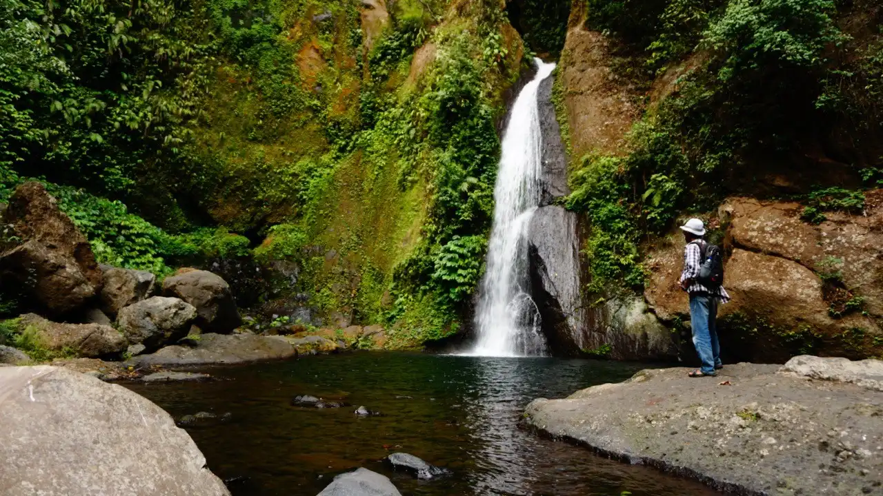 air terjun tiu ngumbak gumantar lombok utara