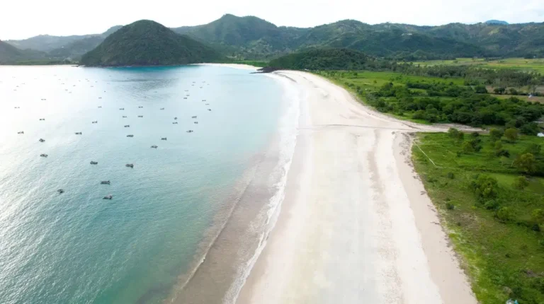 hamparan pasir putih di pantai selong belanak Lombok tengah