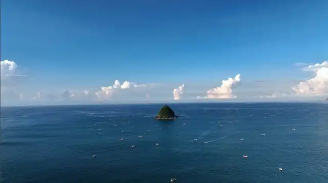 Selong Belanak Beach Lombok 2 pulau keciil di tengah laut selong belanak