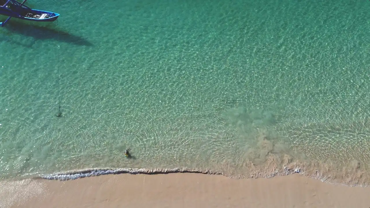 Segui Beach In East Lombok A.K.A Pink Beach 2 7 anak main di pantai yang jernih