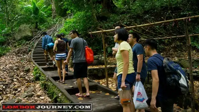 anak tangga menuju air terjun sendang gile tiu kelep