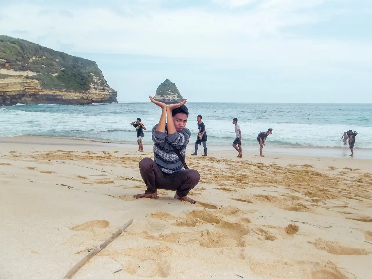Mount Tunak Nature Recreation Park - Magical Gift For Mandalika 5 contoh pose unik di pantai gunung tunak lombok
