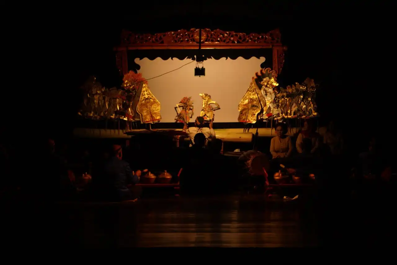 learn to speak bahasa indonesia and sasak puppets