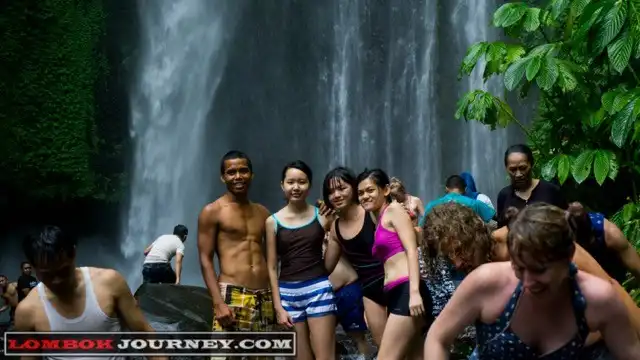 mandi di air terjun tiu kelep