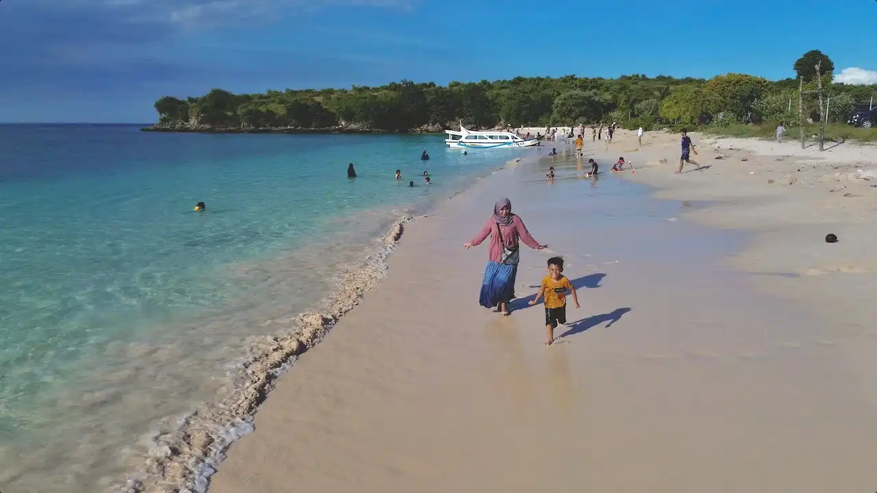 Segui Beach In East Lombok A.K.A Pink Beach 2 8 tour lombok sehari ke pantai segui arsya