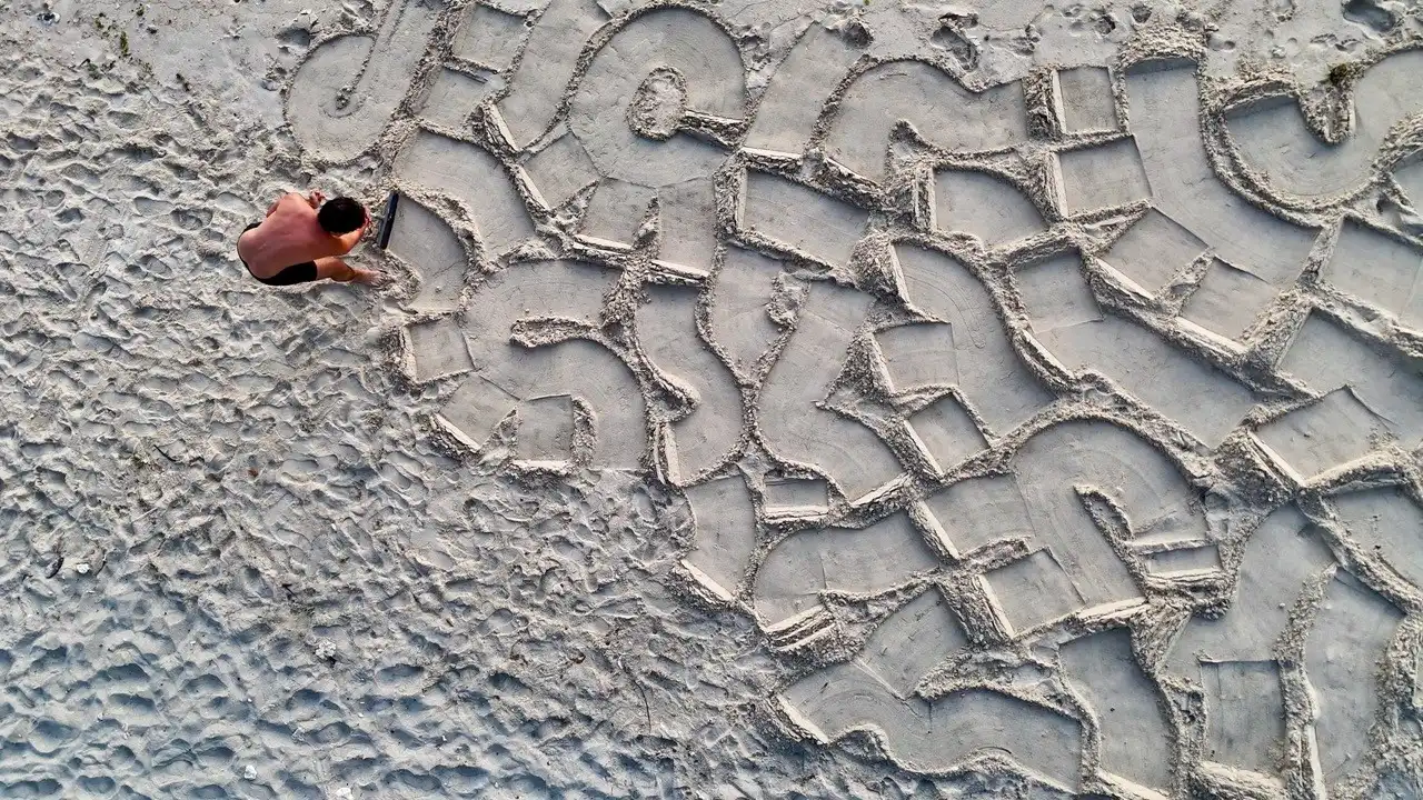 ammograf melukis pasir pantai di gili trawangan