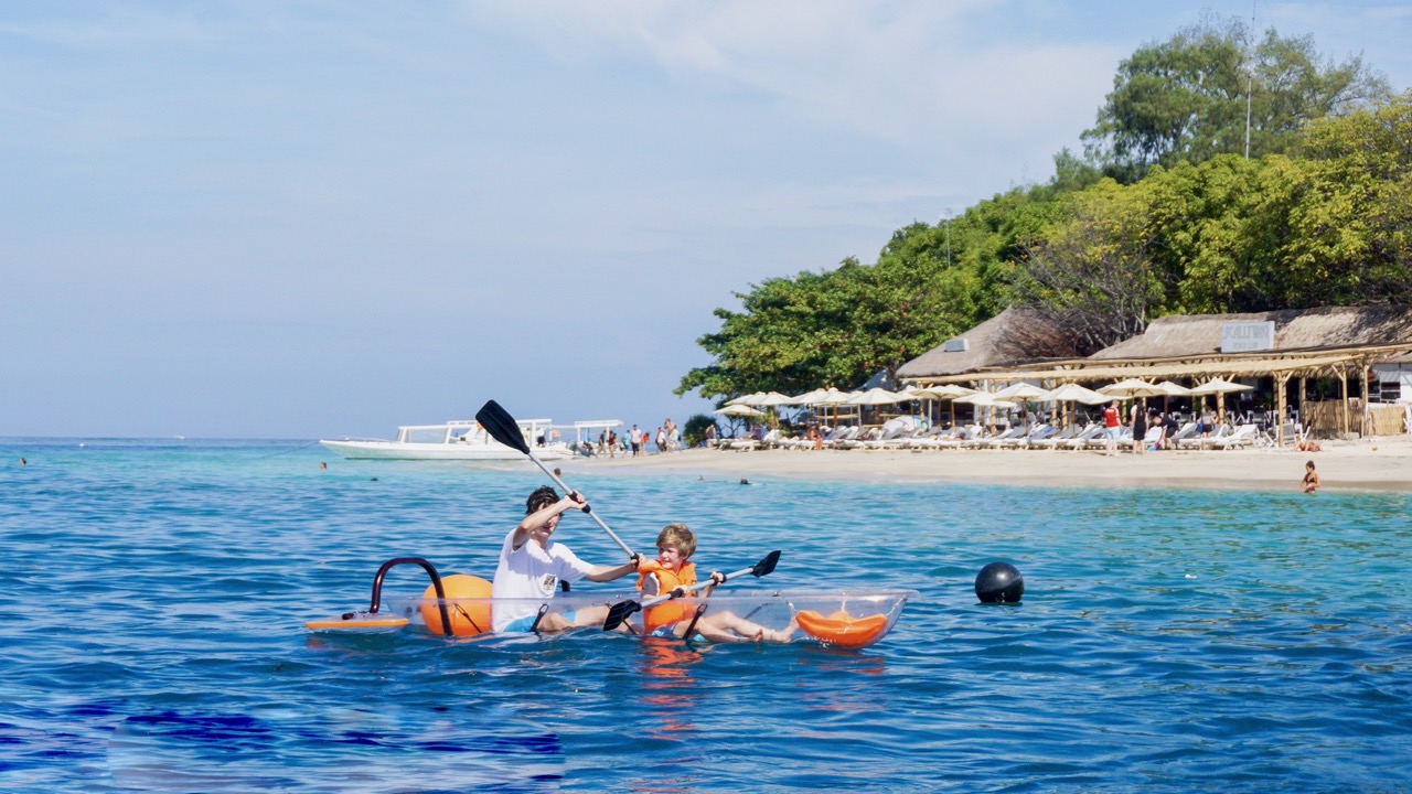 Traveling Guide to Gili Islands Indonesia ( Trawangan ) in 2025 25 bermain kano bersama keluarga di gili trawangan