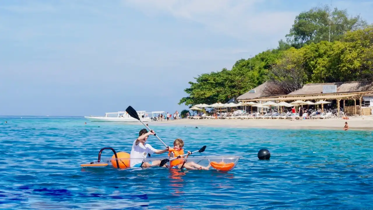 bermain kano bersama keluarga di gili trawangan