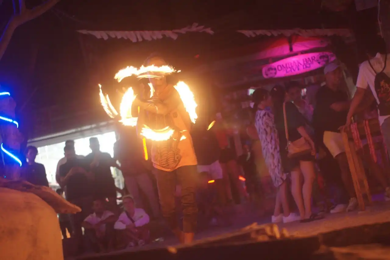fire dance dunia malam gili trawangan