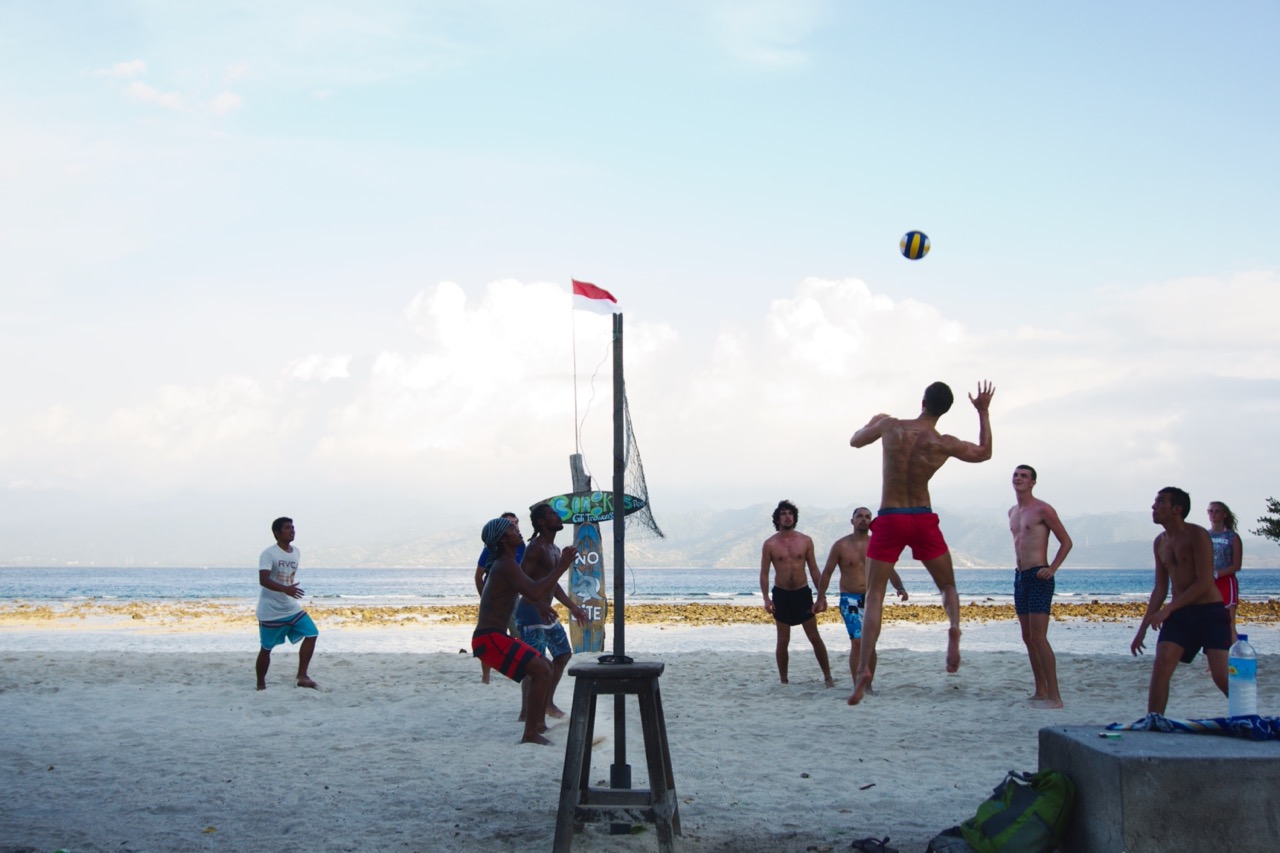 Traveling Guide to Gili Islands Indonesia ( Trawangan ) in 2025 43 olahraga voly pantai di gili trawangan