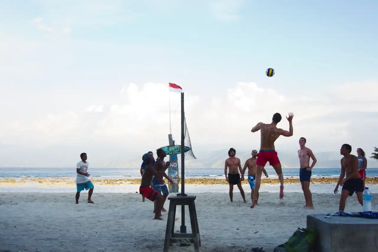 olahraga voly pantai di gili trawangan