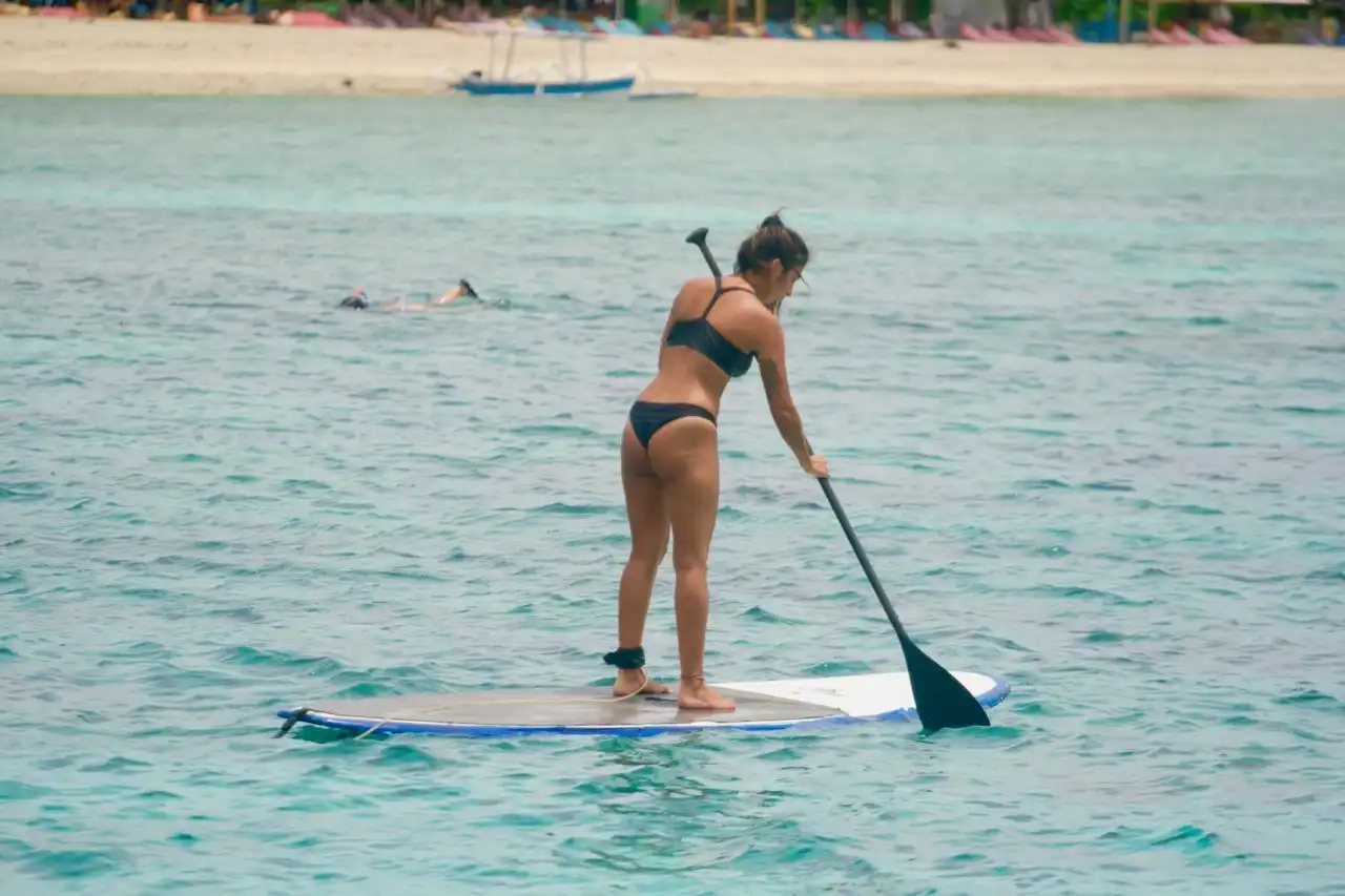 paddle boarding di pantai gili trawangan