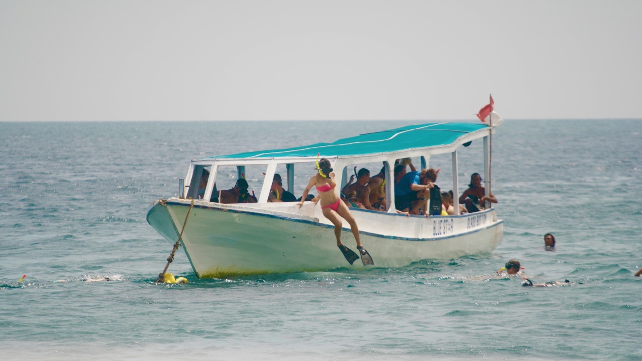 Traveling Guide to Gili Islands Indonesia ( Trawangan ) in 2025 23 perahu snorkeling gili trawangan