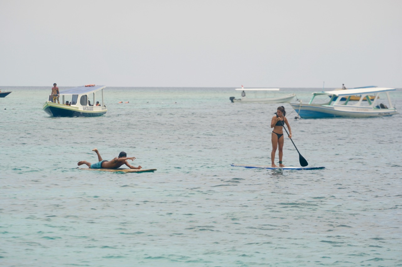 Traveling Guide to Gili Islands Indonesia ( Trawangan ) in 2025 36 stand up paddle boarding gili trawangan