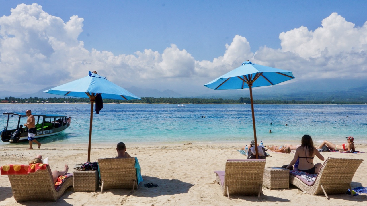 Traveling Guide to Gili Islands Indonesia ( Trawangan ) in 2025 33 sunbathing di gili T