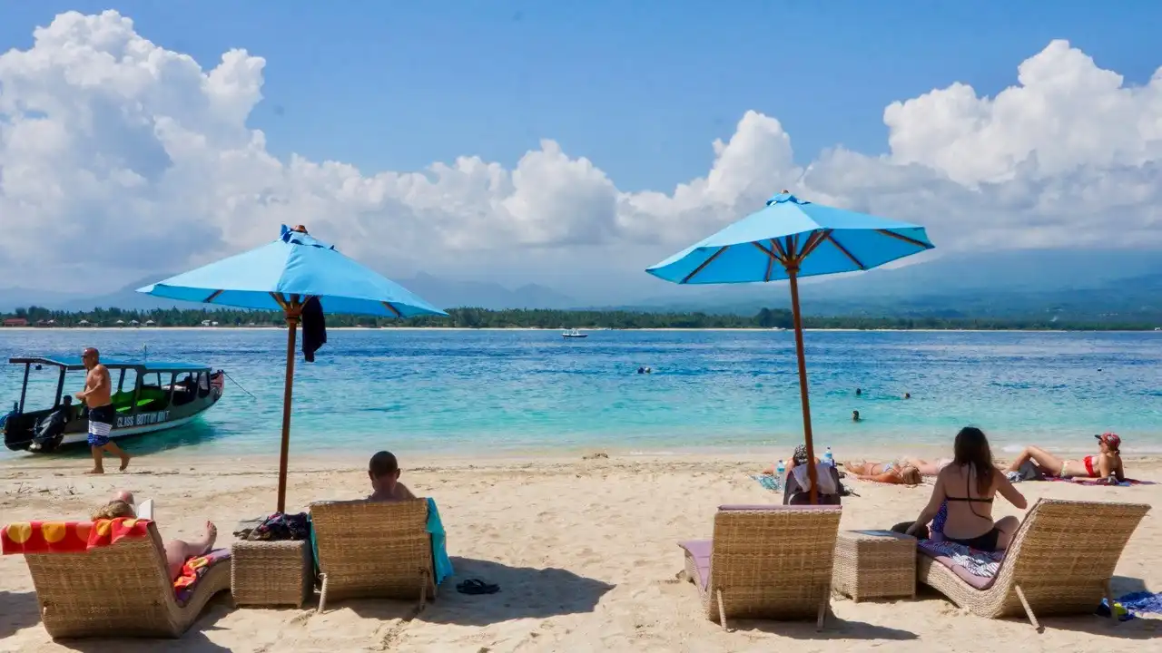 sunbathing di gili T