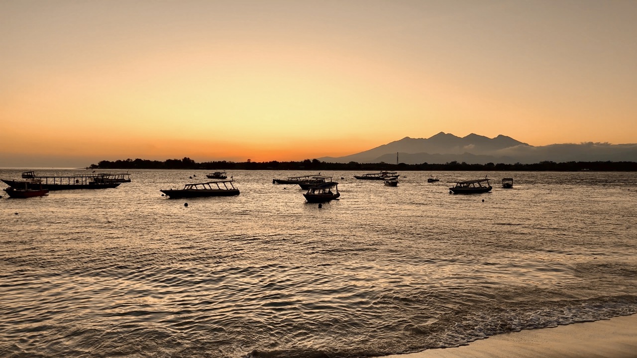 Traveling Guide to Gili Islands Indonesia ( Trawangan ) in 2025 2 sunrise gili trawangan dan siluet gunung rinjani