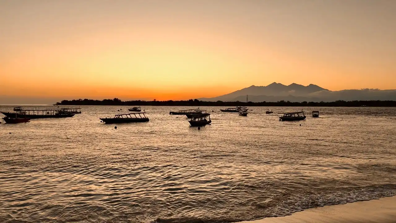 sunrise gili trawangan dan siluet gunung rinjani