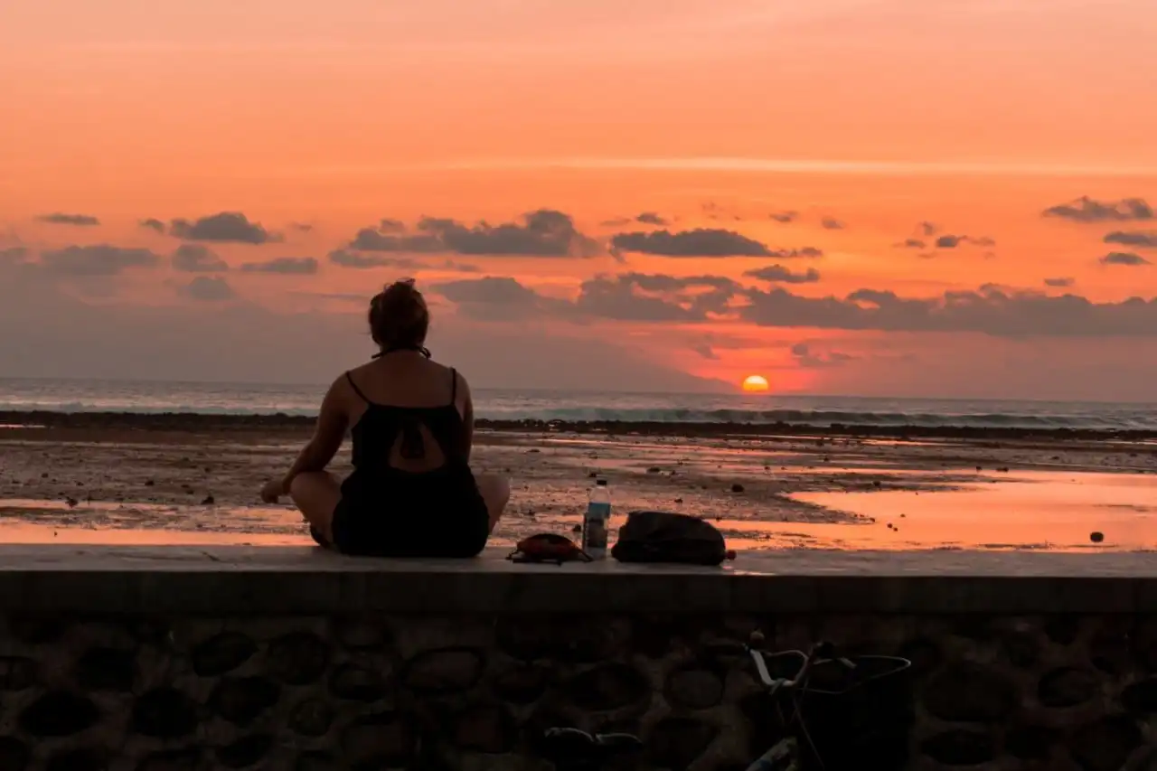 sunset gili trawangan dan siluet gunung agung