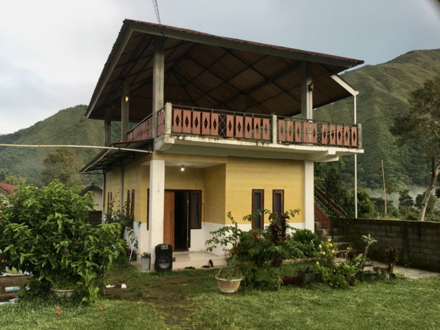 Review Mandiri Homestay Sembalun Dengan View Gunung Rinjani Dan Bukit Pergasingan. 11 paket wisata lombok murah dan paket trekking gunung rinjani