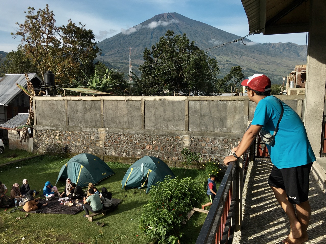 Review Mandiri Homestay Sembalun Dengan View Gunung Rinjani Dan Bukit Pergasingan. 15 view rinjani dari balkoni hotel di sembalun