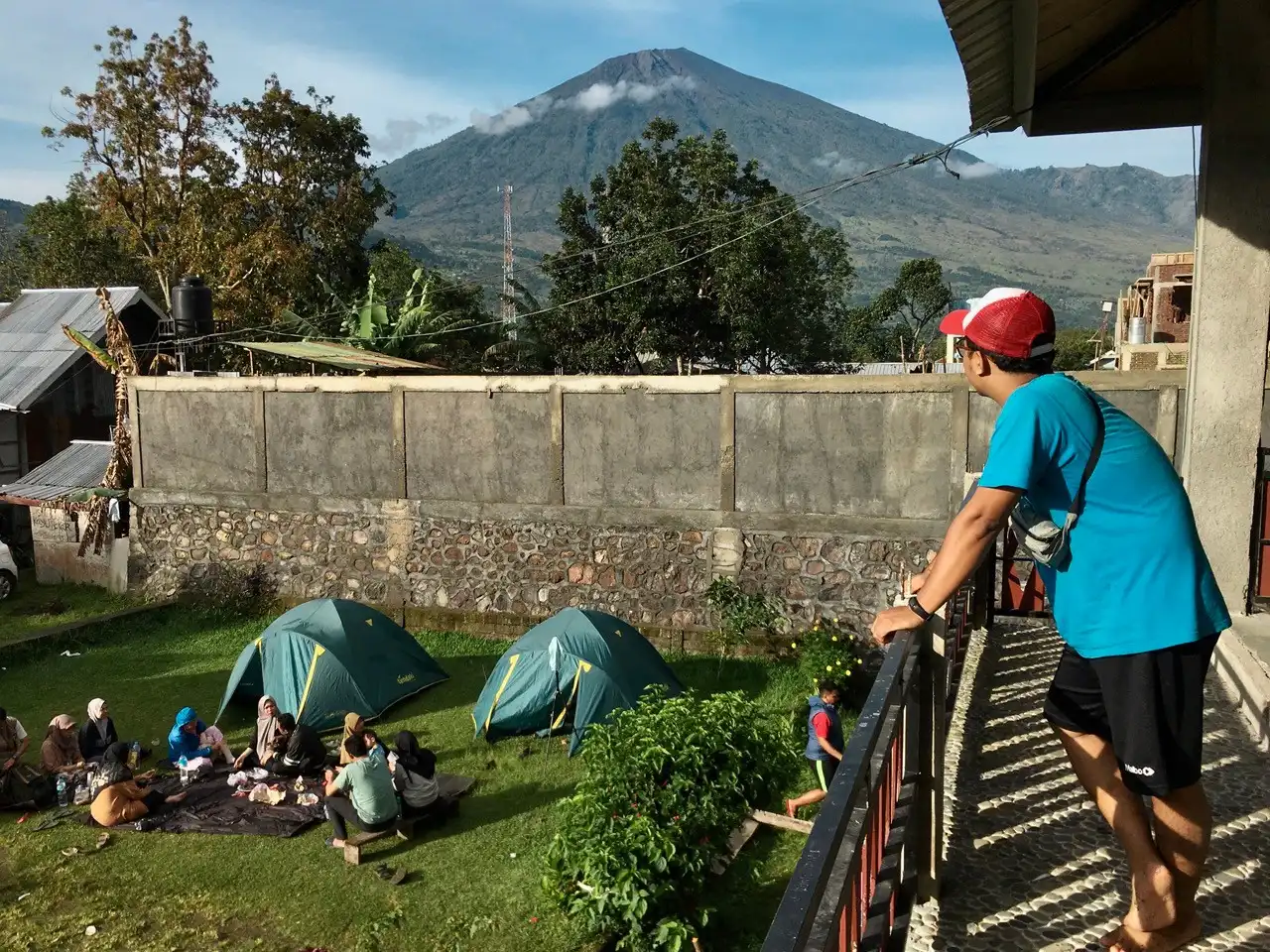 Review of Mandiri Homestay Sembalun with a View of Mount Rinjani and Pergasingan Hill 15 view rinjani dari balkoni hotel di sembalun