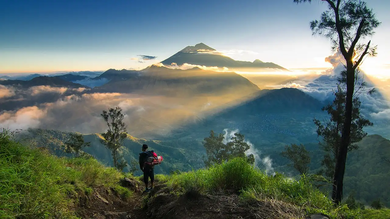 gambar bukit nanggi lombok dan seorang pendaki gunung