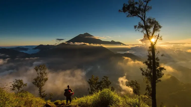 lautan awan sunset bukit nanggi dan background gunung rinjani