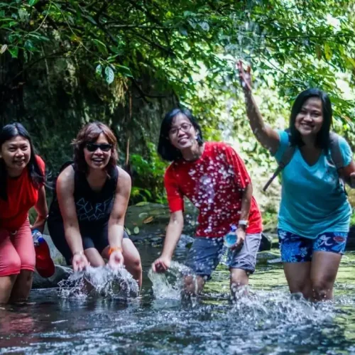 bermain air di sungai tiu kelep