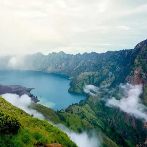 Danau Segara Anak dilihat dari Pelawangan Sembalun