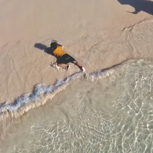gambar anak main di pasir pantai yang lembut